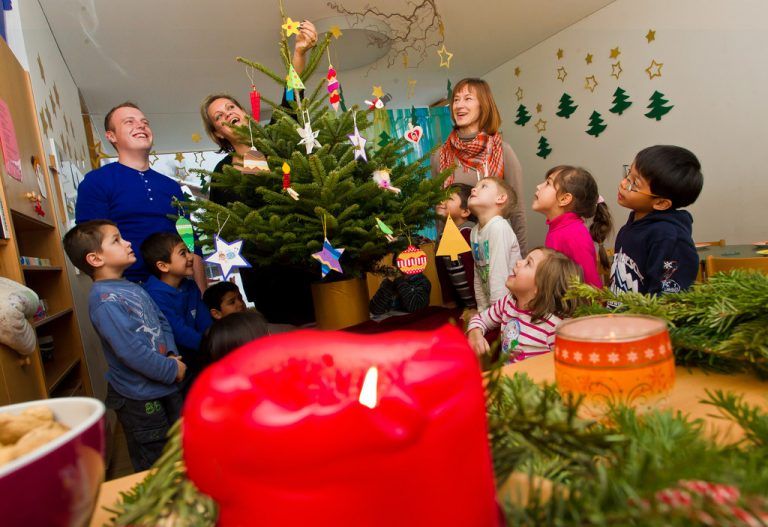 Der Christbaum im Bregenzer Kindergarten An der Ach trägt heuer ausschließlich selbst gemachten Schmuck. Foto: VN/Steurer