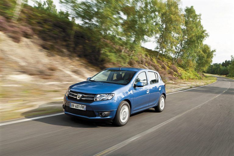 Der Dacia Sandero passt mit seiner Dimension ins B- und ins C-Segment.
