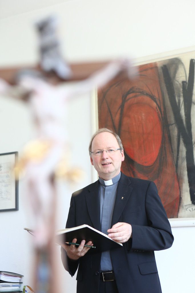 Der designierte Vorarlberger Bischof Benno Elbs in seinem Büro im Diözesanhaus. Er würde es am liebsten be­halten. Foto: VN/Hartinger