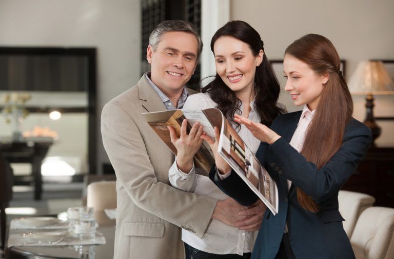 Der einheimische Möbelhandel setzt auf Bewusstseinsbildung bei den Kunden – und auf umfassende Beratung. Fotolia