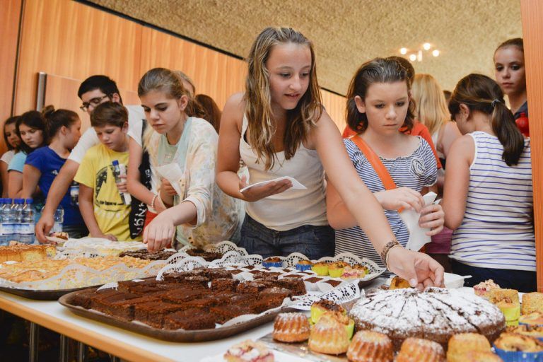 Der Elternverein der Mittelschule Höchst hat das Kuchenbuffet beigesteuert: Die Mimen griffen beherzt zu.