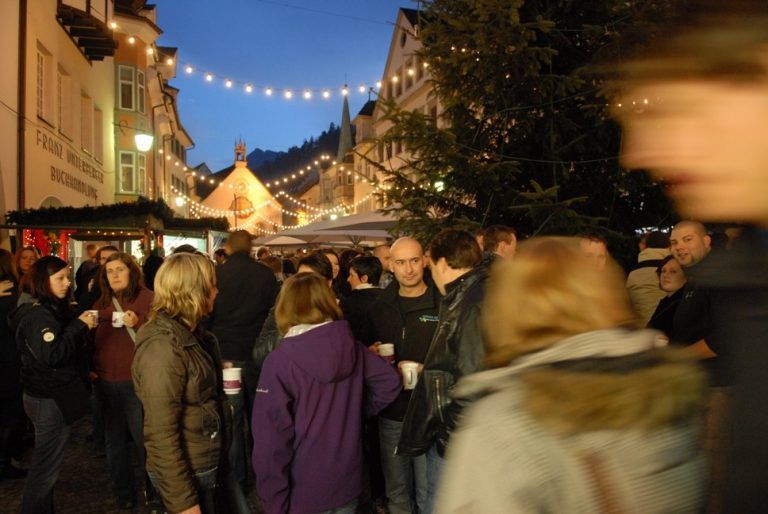 Der Feldkircher Blosengelmarkt am Freitag und Samstag in der Feldkircher Innenstadt bietet wieder eine reiche Auswahl an Geschenkideen und kulinarischen Schmankerln. FOTO: Feldkirch Tourismus