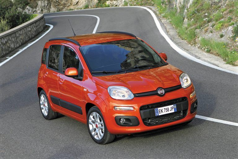 Der Fiat Panda kann mit Benzin-, Diesel- oder (bivalentem) Erdgas-Antrieb geordert werden. Als 4x4 ackert er sich über Stock und Stein.