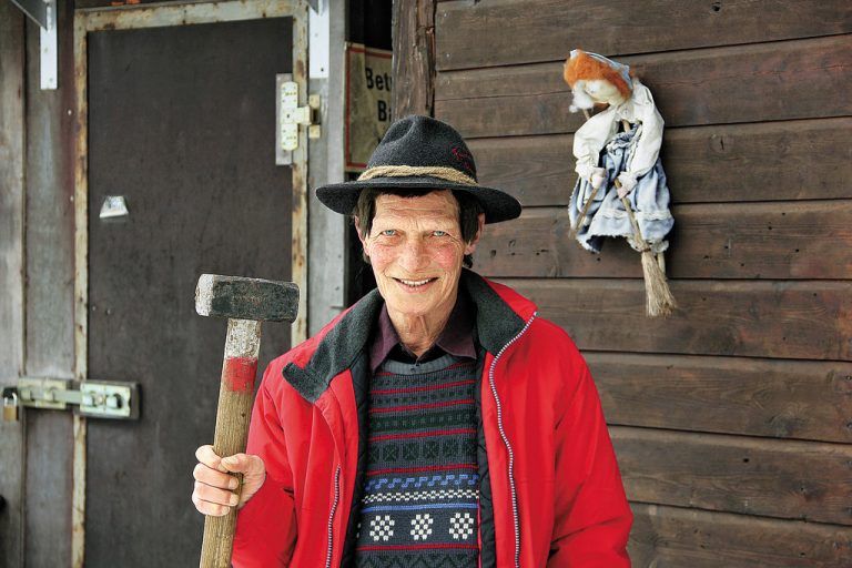Der Funken-Aufbau startet: Wolfgang Froner ist seit 60 Jahren Funkenzünftler. Foto: BEM