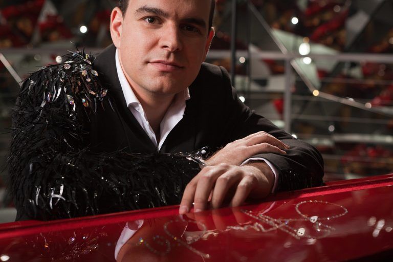 Der in Schruns geborene „Seer“ Mario Pecoraro interpretiert in seinem aktuellen Soloprojekt Hits von Sir Elton John.