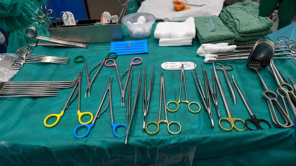 So lange warten Sie aktuell auf ein neues Hüftgelenk oder eine Augenoperation