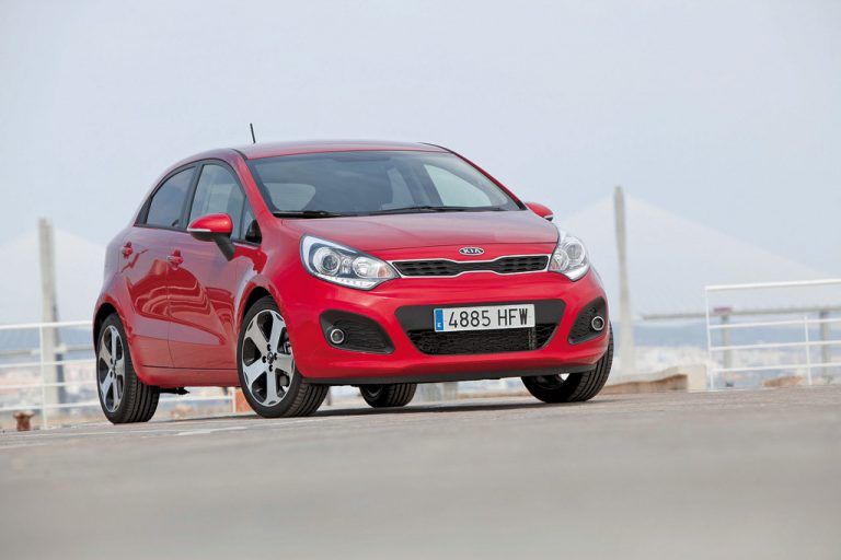 Der Kia Rio hat im Laufe seiner drei Modellgenerationen eine Segmentsumstufung erfahren und ein optisch schärferes Profil bekommen.