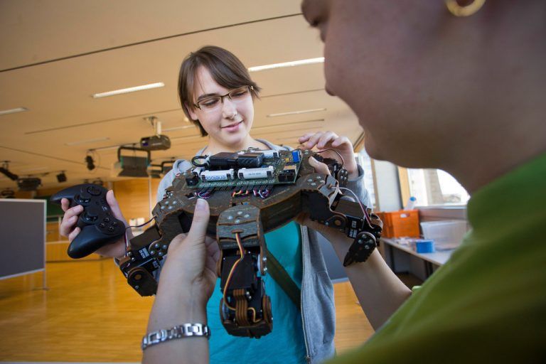 Fertigkeiten im Bereich Technik sind  gefragt. Die FH soll Fachkräfte ausbilden.  Foto: VN/Hartinger