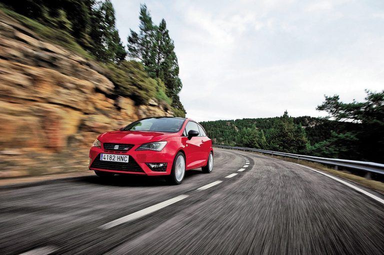 Der kleine Spanier hat drei beziehungsweise fünf Türen oder eine Ladeklappe. Als geschärfter sportlicher Cupra bringt er’s auf 180 PS Leistung.