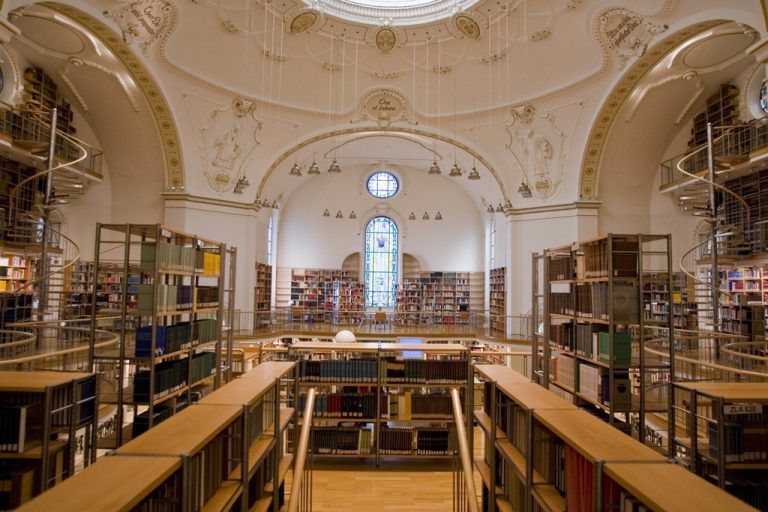 Der Kuppelsaal in Bregenz ist eine Augenweide. Aber zeitgemäße Lernorte stellen ganz andere Anforderungen. Foto: VN/Hartinger