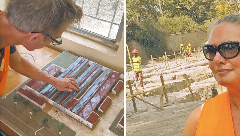 Der Leiter der Vorarlberger Caritas Auslandshilfe Martin Hagleitner-Huber am Modell und Verena Daum (VN) auf der Baustelle des entstehenden solarbetriebenen Gesundheits- und Sozial­zentrums für Mutter und Kind in Bushulo/Hawassa.