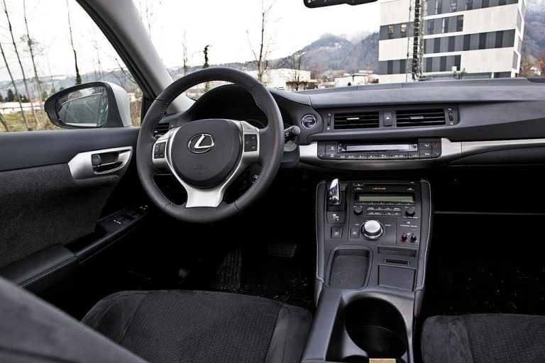 Der Lexus erzieht zu defensiver Fahrweise.
