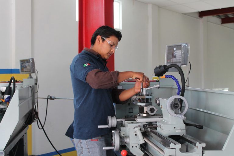 Der Maschinenpark in der Lehrwerkstätte inToluca (Mexiko) entspricht jenem in der Harder Ausbildungsstätte. Die Lehre wird in Mexiko und Österreich anerkannt.  