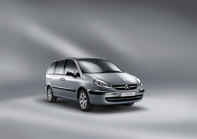 Der Modellwechsel der französischen Van-Zwillinge von 2002 bescherte dem Citroën die Typenbezeichnung C8 anstelle des Taufnamens Evasion.
