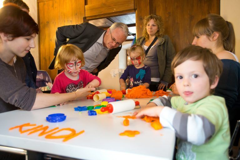 Der Nachmittag gehörte den Kleinsten. BAKIP-Studentinnen betreuten sie mit vollem Einsatz. Auch Dir. Gerhard Frontull schaute vorbei.