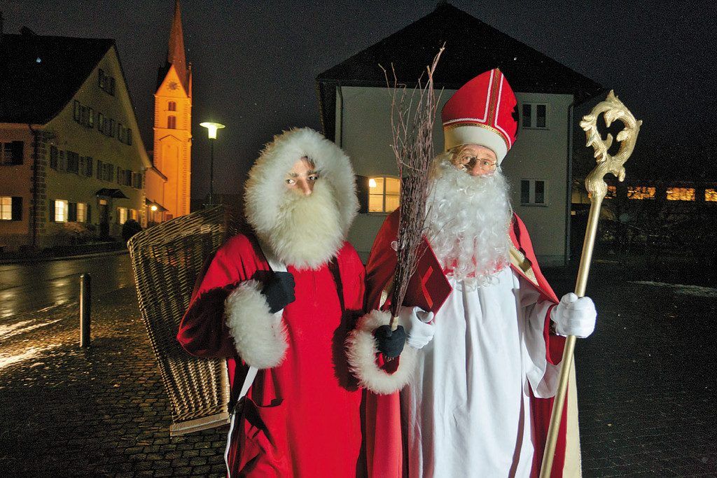 Der Nikolo klopft an die Tür