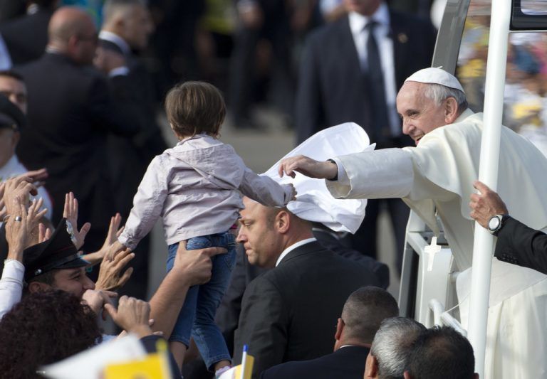 Der Papst am Sonntag auf Sardinien: Er wettert gegen das Idol Geld und sprach Arbeitslosen Mut zu. Foto: AP