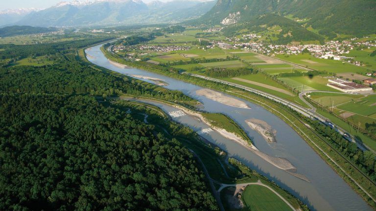  Der Rhein als prächtige Naturlandschaft mit Auwald am Ufer und kleinen Inseln mitten im Fluss. So sieht es zum Teil schon am Illspitz aus.  