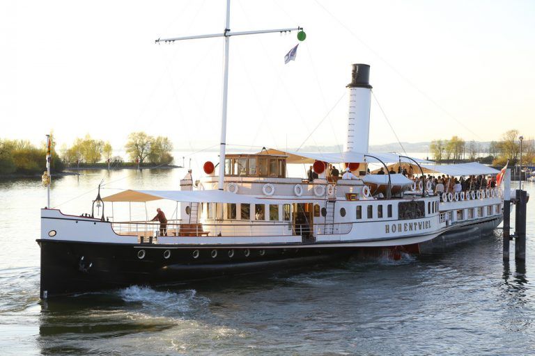 Der Schaufelraddampfer Hohentwiel läuft zu seiner ersten Ausfahrt im Jubiläumsjahr 2013 aus. Fotos: VN/Hofmeister