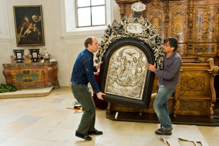 Der Silberaltar der Stadtpfarrkirche St. Gallus kommt an seinen Platz. Dahinter sieht man das herrliche Chorgestühl. Foto: VN/Steurer
