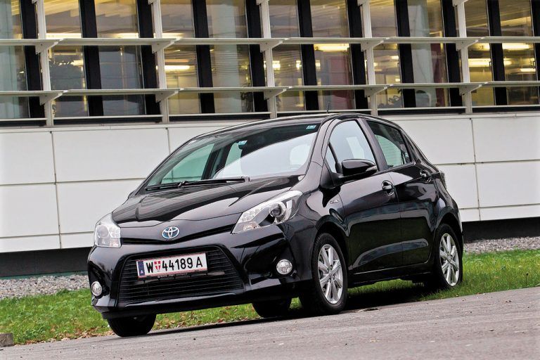Der Toyota Yaris Hybrid ist nicht für Vorarlberg gebaut – fühlt sich hierzulande aber trotzdem wohl. VN/Steurer