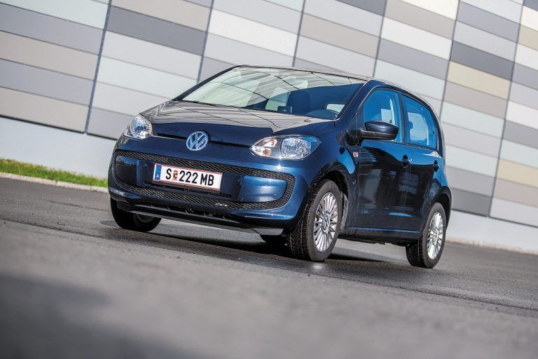 Der „Up!“ von VW macht schon was her. Die volllackierte Stoßstange ist freilich empfindlich. Fotos: VN/Steurer