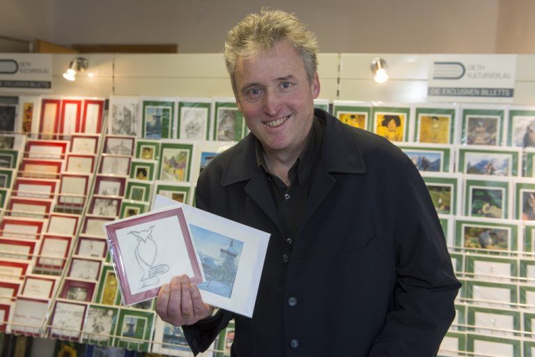 Der Verlagsleiter und Künstler Volkmar Dieth bietet im Bregenzer Laden sein gesamtes Kartensortiment und die bekannten Bleistiftzeichnungen an.  Fotos: VN/Stiplovesk