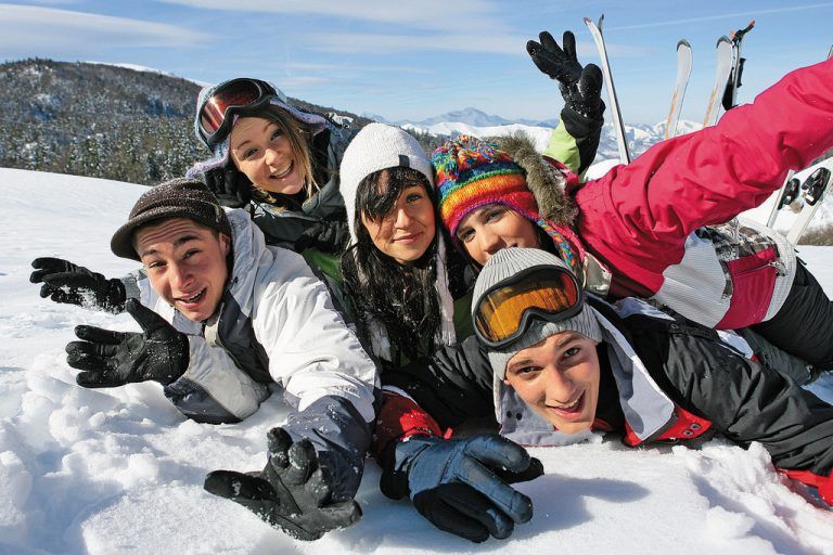 Der Winter hat für Jugendliche einiges zu bieten – von ermäßigten Saisonkarten, über Sicherheits-Camps bis zu Boarderklamotten, die es zu gewinnen gibt. Foto: Shutterstock