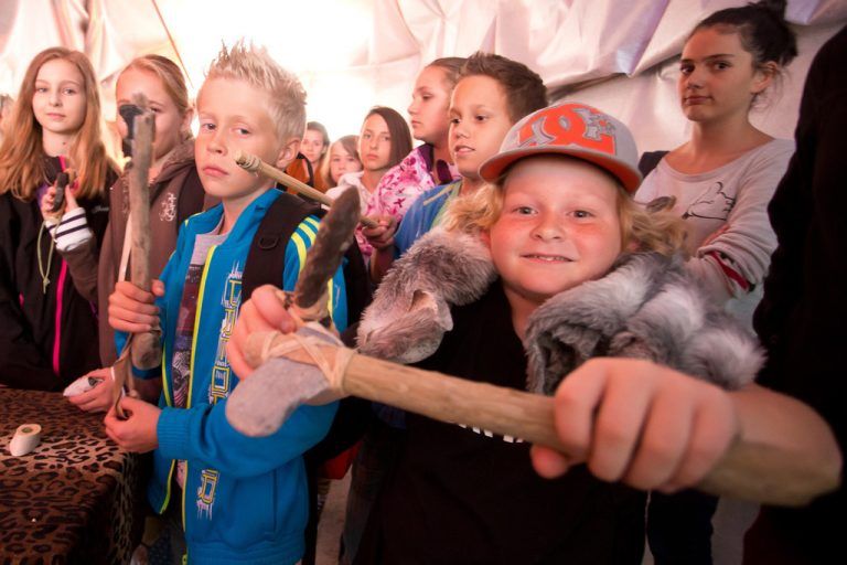 Die 1a der Mittelschule Lustenauer Straße hat sich unter Anleitung von Bernhard Tobias und seiner Tochter auf Steinzeitreise begeben.