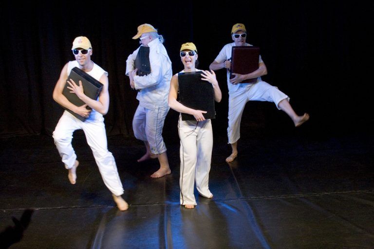 Die „Berliner Compagnie“ gastiert mit dem Stück „Die Weißen kommen“ am Montag im Theater Kosmos in Bregenz. foto: berliner Compagnie