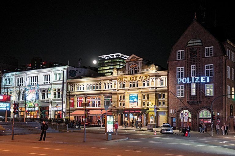 Die berühmt-berüchtigte Reeperbahn mit der Davidwache, die für Ordnung und Sicherheit sorgt. Foto: Matthias Rhomberg