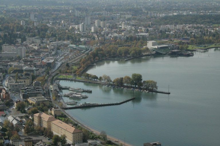 Die Bregenzer Bucht: Wer sich die Bahn wegdenkt, landet in einem gewaltigen Gestaltungsspielraum. Foto: VN/Riedmann