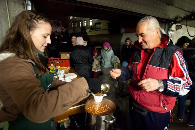 Die Bregenzerin Simone schenkt bei „Tischlein deck dich“ Suppe aus. Foto: VN/Steurer