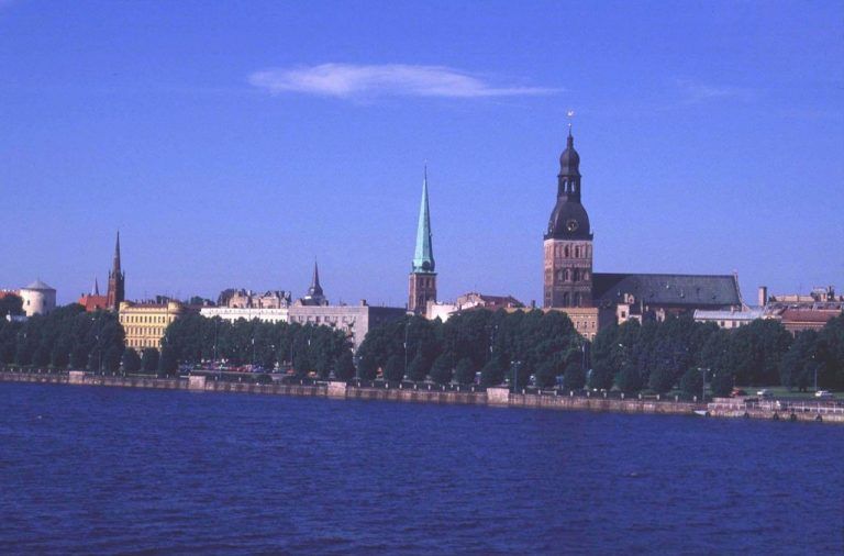 Die Bremer Stadtmusikanten (l.) und der Dom – die größte Kirche des gesamten Baltikums. Fotos: SRT