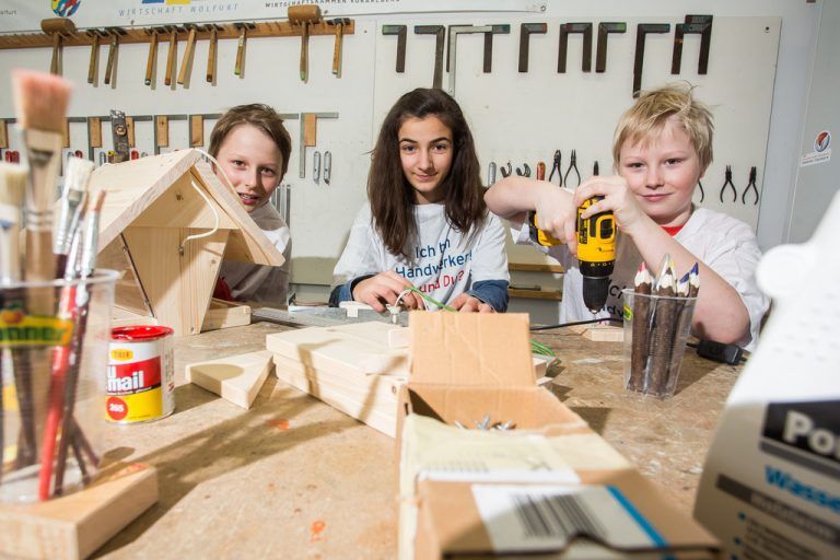 Die Brüder Johannes und Matthias Österle beweisen so wie Selina Akpolat ihre handwerklichen Fähigkeiten. FOTOS: PHILIPP STEURER