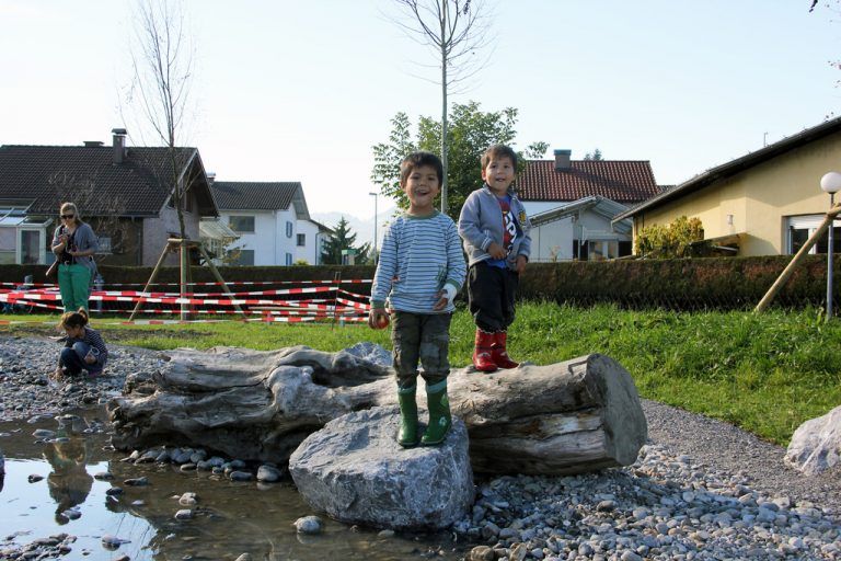 Die Brüder (v. l.) Colin (5) und Jean Caiden (3) Steinbichler haben, mit Gummistiefeln bestens ausgestattet, den Wasserlauf erkundet.