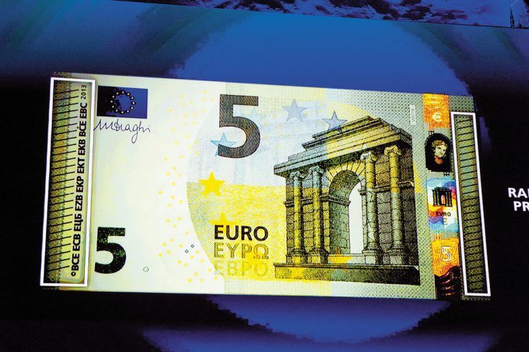 Die erste Banknote der neuen Euro-Serie überzeugt mit wichtigen Sicherheitsfeatures. Foto: EPA/Rössler