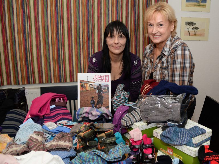 Die ersten Pakete werden gerichtet. Cornelia Oberlerchner (l.) hat in ihrer Schwiegermutter Heidelinde Bily eine engagierte Helferin.  Foto: Lerch