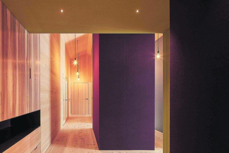 Die Farben von Filz und Holz domi-nieren den labyrinthisch daherkommenden Schlaftrakt. In die Decke integrierte Spots und abgehängte Glühbirnen rücken die Szene ins richtige Licht.