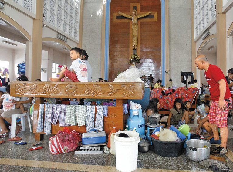 Die gemauerte Kirche von Tacloban trotzte dem Sturm – und dient daher als Notquartier. Foto: AP