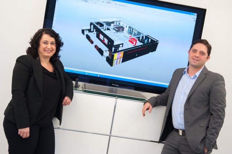 Die Geschäftsführer Silvia Stari und Daniel Keck. Im Bild das Modell des spyder-Messestandes. B. Rhomberg