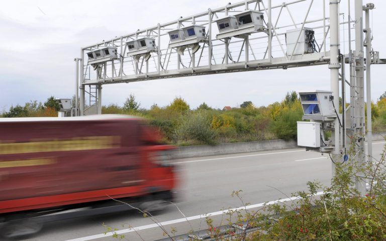 Die heimischen Frächter vermuten, dass die höheren Mauttarife die Staatskassen auffüllen sollen.  Foto: AP