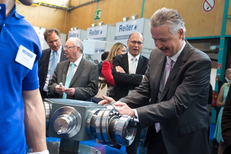 Nicht alles läuft so geschmiert wie dieses Kugellager für Aufsichtsratspräs. Mäser (r.). Mit im Bild AR Rein, Alt-Bgm. Rümmele und Vize Ruepp.