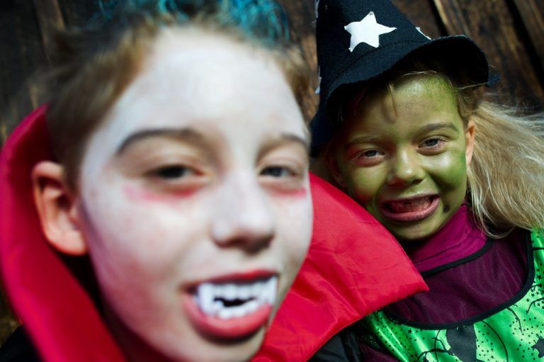Die Kinder haben ihren Spaß an Halloween. Damit es so bleibt, sollte rund um diesen Tag besonders gut auch auf die Zähne geachtet werden. Denn zu viel Süßes schadet. Foto: dpa