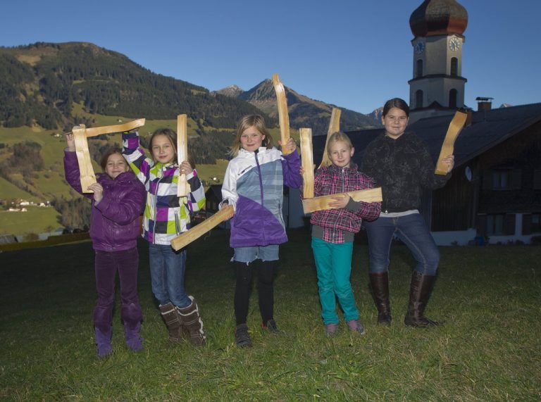 Die Kinder in Raggal erfuhren, wie wichtig Holz als Ressource ist. Foto: Klaudia Büchel
