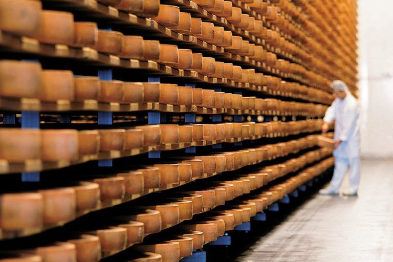 Die Konsumenten wollen dem Bergkäse die Treue halten, verlangen aber stärkere Kontrollen. Foto: l. berchtold