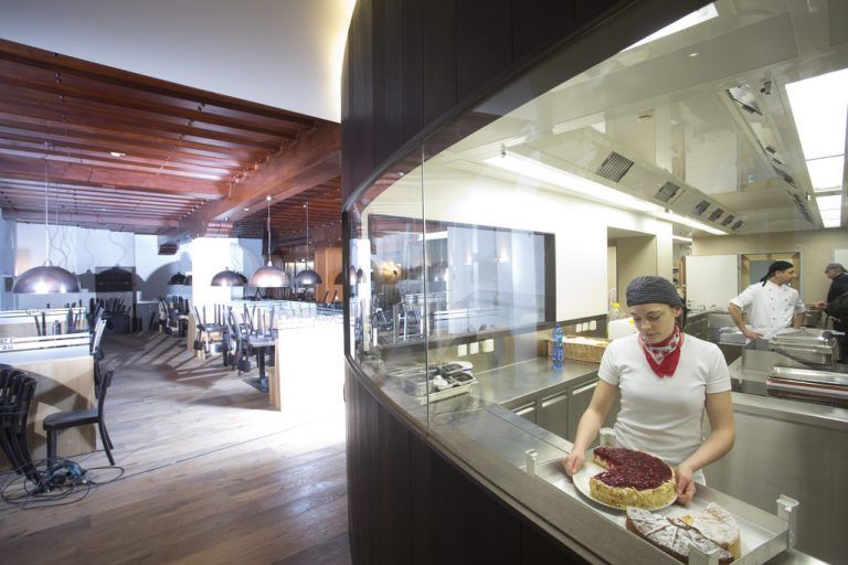 Die Küche ist jetzt im Erdgeschoß und von den Gästen einsehbar.