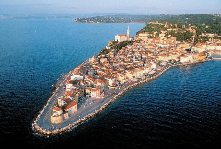Die Lage der Altstadt von Piran auf einer langgestreckten Landzunge im Mittelmeer ist einzigartig. Foto: ap