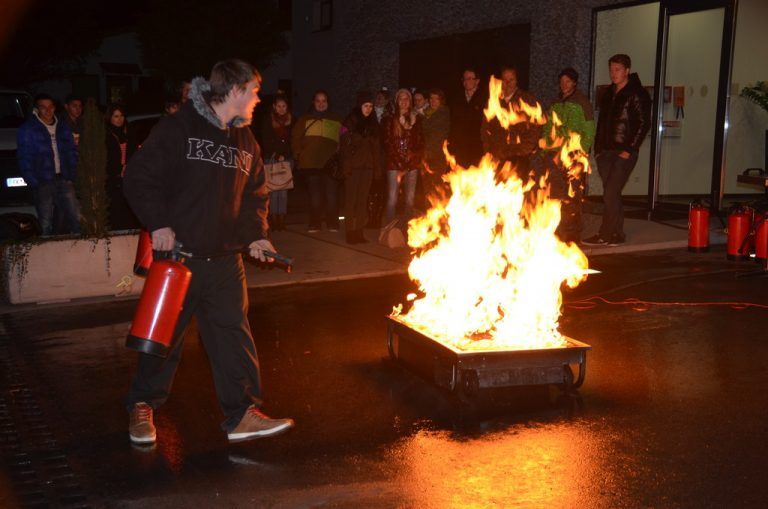 Die Lehrlinge lernten den richtigen Umgang mit Feuer. Heartbeat