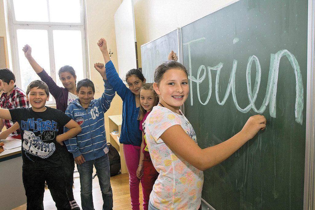 Zeugnisverteilung, Ferienstart. Für neun Wochen kehrt in den Schulen Stille ein.